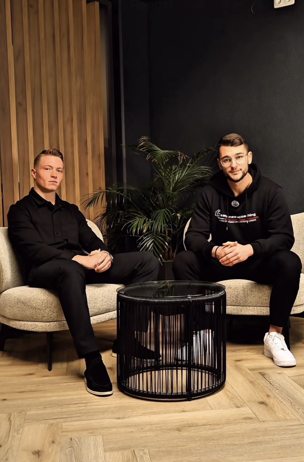 Zwei Männer im Interview-Setting auf Sesseln – Content-Dreh von NIMA Marketing