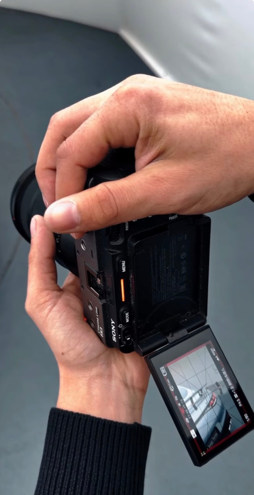 Kameramann richtet eine Sony-FX3-Cinema-Kamera bei einem NIMA-Marketing-Dreh ein